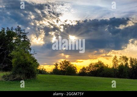 Atmosfera drammatica nel cielo serale, Baviera, Germania, Europa Foto Stock