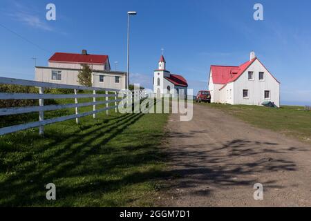 Un piccolo villaggio sull'Islanda con una chiesa. Foto Stock