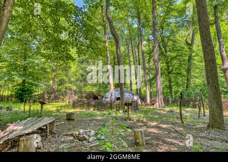 Ricreato villaggio dei nativi americani nella mostra di storia vivente di Monacan al Natural Bridge state Park in Virginia. Foto Stock