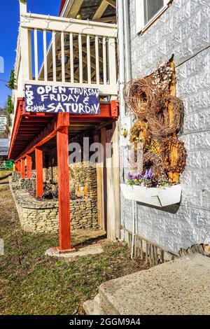 Decorazioni autunnali e a segno aperto sullo storico Todd General Store distrutto dal fuoco a Todd, North Carolina. Foto Stock