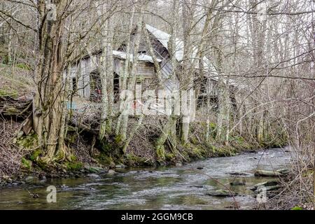 Un fienile rustico su Elk Creek a Todd, Carolina del Nord. Foto Stock