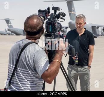 Nick Paton Walsh, Senior International correspondent con la CNN, riferisce sulla flightline alla base aerea di al Udeid, Qatar, 31 agosto 2021. I mezzi di informazione sono stati invitati a visitare le strutture di evacuazione temproraria a sostegno dell'evacuazione afghana. (STATI UNITI Personale dell'esercito Sgt. Thao vero) Foto Stock