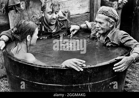 Ivica Pajer, Vadim Glowna, Sam Peckinpah, in set del film, 'Croce di ferro', AVCO Embassy Pictures, 1977 Foto Stock