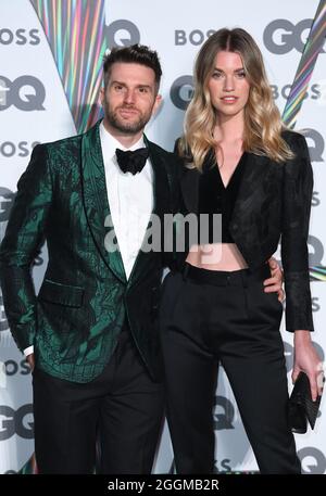 1 settembre 2021, Londra, Regno Unito. Joel Dommett e la moglie Hannah Cooper arrivano al GQ Men of the Year Awards 2021, The Tate Modern, Londra. Picture Credit: Doug Peters/EMPICS/Alamy Live News Foto Stock