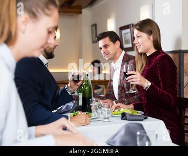 Amici che mangiano al ristorante Foto Stock