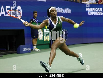 Flushing Meadow, United ha dichiarato. 01 Settembre 2021. Sloane Stephens si allunga per colpire una mano di corsa a Coco Gauff nel secondo round dei campionati di tennis US Open 2021 al USTA Billie Jean King National Tennis Center mercoledì 1 settembre 2021 a New York City. Foto di John Angelillo/UPI Credit: UPI/Alamy Live News Foto Stock