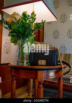 Venezia, Italy Jun8 2019: Borsa in pelle nera Chanel boy 8 pollici. Classica catena in oro di lusso con borsetta di lusso in pelle nera. Shopping conc Foto Stock