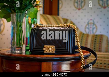 Venezia, Italy Jun8 2019: Borsa in pelle nera Chanel boy 8 pollici. Classica catena in oro di lusso con borsetta di lusso in pelle nera. Shopping conc Foto Stock