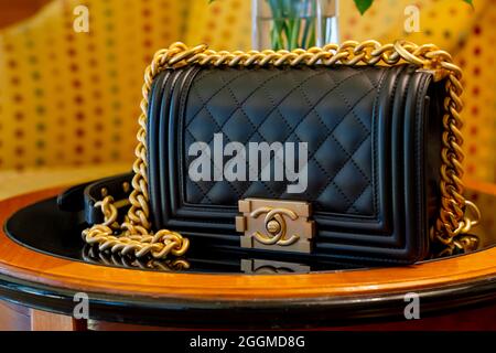 Venezia, Italy Jun8 2019: Borsa in pelle nera Chanel boy 8 pollici. Classica catena in oro di lusso con borsetta di lusso in pelle nera. Shopping conc Foto Stock