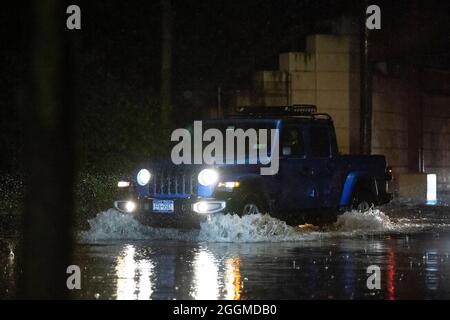 Staten Island, New York, USA. 01 Settembre 2021. Una massiccia tempesta tropicale colpisce l'area di New York creando inondazioni e auto a bordo a Staten Island, New York. Credito obbligatorio: Kostas Lymperopoulos/CSM/Alamy Live News Foto Stock