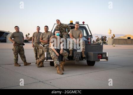 Aerei dell'aeronautica degli Stati Uniti da 163d Aircraft Maintenance Squadron, 163d Attack Wing, California Air National Guard, attendere sulla linea di volo per guardare l'aereo pilotato da remoto MQ-9 Reaper che hanno preparato decollo per un volo di mappatura del fuoco selvaggio del Dixie Fire, 9 agosto 2021, alla base della riserva aerea di marzo, California. L'aeromobile fornisce dati critici in tempo reale ai vigili del fuoco e ai soccorritori, in modo da poter prendere decisioni informate su come contenere l'incendio. (STATI UNITI Foto della Guardia Nazionale dell'aria dello staff Sgt. Crystal Housman) Foto Stock