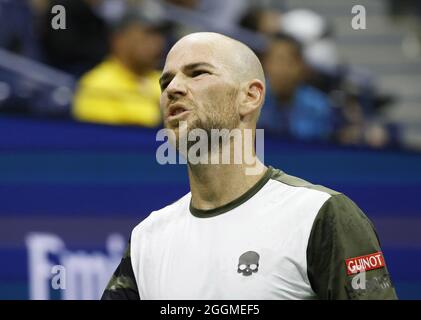 Flushing Meadow, United ha dichiarato. 01 Settembre 2021. Adrian Mannarino di Francia reagisce dopo aver perso un punto a Stefanos Tsitsipas di Grecia nel secondo round del 2021 US Open Tennis Championships presso l'USTA Billie Jean King National Tennis Center mercoledì 1 settembre 2021 a New York City. Foto di John Angelillo/UPI Credit: UPI/Alamy Live News Foto Stock