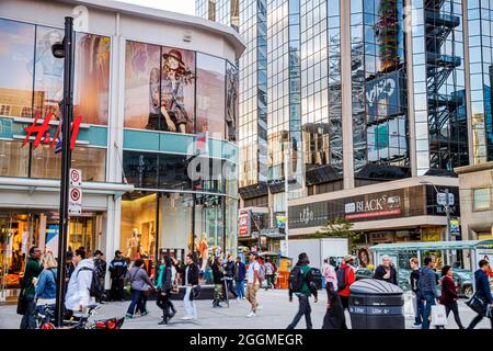 Toronto Canada, Yonge Street a Dundas Downtown Yonge, Eaton Centre Mall H&M, shopping shopping negozi negozi quartiere commerciale vivace strada scena Foto Stock