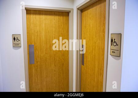 Miami Beach Florida, Mt. Mount Sinai Medical Center Hospital centro, bagno uomo donna, porta segni porta disabili bagno lavanda Foto Stock