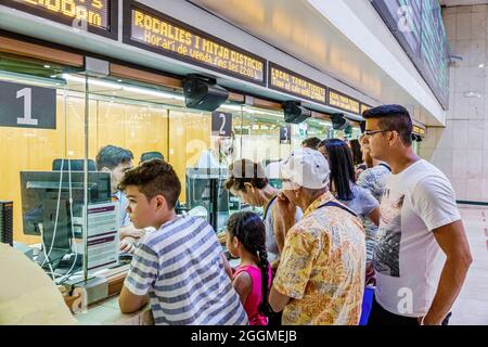 Barcellona Spagna,Barcellona-Sants Renfe stazione ferroviaria, interno interno, sportello biglietteria Rodalies, uomo donna ragazzo ragazza famiglia acquistare biglietti ispanico Foto Stock