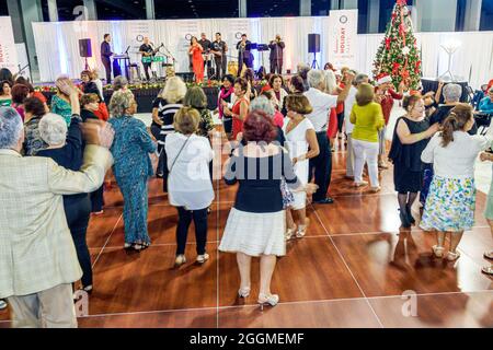 Miami Beach Florida, Centro Congressi, Senior Senior senior Citizens Holiday Party, cena con ballo ispanico, banchetto, evento gratuito, banda di folla con pista da ballo Foto Stock