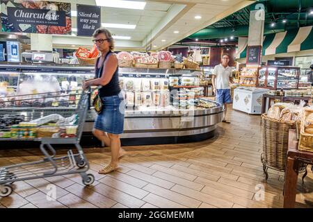 Miami Beach Florida, Fresh Market, supermercato negozio di alimentari interno, negozio di gastronomia donna negozio di shopping femminile carrello carrello Foto Stock