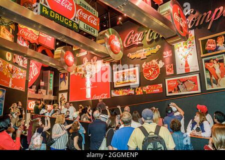 Atlanta, Georgia, museo World of Coca Cola, mostre, collezione di cimeli americani che pubblicizzano insegne al neon, interni, famiglie e visitatori Foto Stock