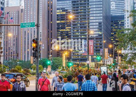 Chicago Illinois, North River, Michigan Avenue, Magnificent Mile, vita notturna sera edifici pedoni persone Foto Stock