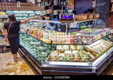 New York City,NY NYC Manhattan Chelsea,Westside Market gourmet negozio di alimentari alimentari, deli sandwich mostra vendita donna donna shopping shopper femminile Foto Stock