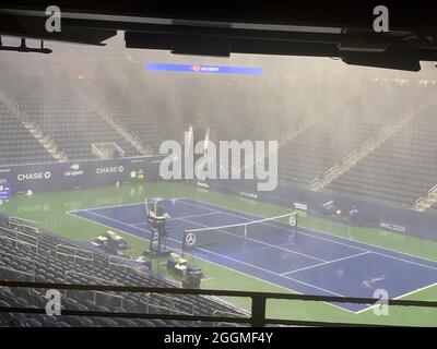 New York, Stati Uniti. 01 Settembre 2021. Il vuoto Louis Armstrong Stadium di New York è sotto l'acqua a causa delle forti piogge. Credit: Banno Schwinghammer/dpa/Alamy Live News Foto Stock