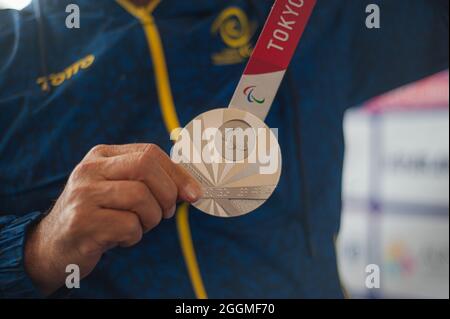 Medaglia Paralimpica Moises Fuentes 100 metri swimming mostra la sua medaglia d'argento durante un evento all'Hilton Corferias Hotel dopo Paralimpic Medalimpic Fabio Torres parapowerlifting medaglia di bronzo e Moises Fuentes 100 metri swimming medaglia d'argento arrivato in Colombia dopo la loro partecipazione ai Tokyo 2020+1 Paralimpic Games. A Bogotà, Colombia, il 1° settembre 2021. Foto Stock