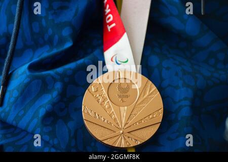 La medaglia paraolimpica Fabio Torres presenta la sua medaglia di bronzo durante un evento all'Hilton Corferias Hotel dopo la medaglia paraolimpica Fabio Torres che ha preso la parapoferrina di bronzo e Moises Fuentes la medaglia d'argento swimming di 100 metri è arrivata in Colombia dopo la loro partecipazione ai Giochi Paralimpici di Tokyo 2020+1. A Bogotà, Colombia, il 1° settembre 2021. Foto Stock