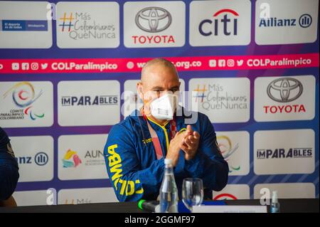 Moises Fuentes medaglia di bronzo a 100 metri durante un evento all'Hilton Corferias Hotel dopo medaglie Paralimpiche Fabio Torres parapowerlifting medaglia di bronzo e Moises Fuentes 100 metri swimming medaglia d'argento sono arrivati in Colombia dopo la loro partecipazione ai Giochi Paralimpici di Tokyo 2020+1. A Bogotà, Colombia, il 1° settembre 2021. Foto Stock