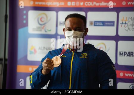 La medaglia paraolimpica Fabio Torres presenta la sua medaglia di bronzo durante un evento all'Hilton Corferias Hotel dopo la medaglia paraolimpica Fabio Torres che ha preso la parapoferrina di bronzo e Moises Fuentes la medaglia d'argento swimming di 100 metri è arrivata in Colombia dopo la loro partecipazione ai Giochi Paralimpici di Tokyo 2020+1. A Bogotà, Colombia, il 1° settembre 2021. Foto Stock