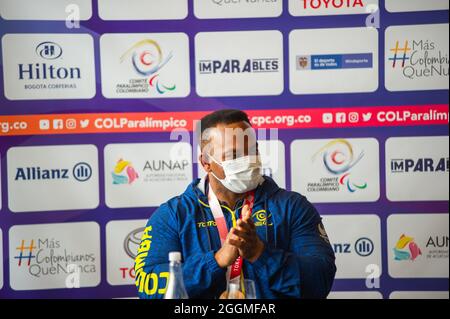 Fabio Torres, medaglia di bronzo parapowelifting durante un evento all'Hilton Corferias Hotel dopo Medaglie Paralimpiche Fabio Torres parapowerlifting medaglia di bronzo e Moises Fuentes 100 metri swimming medaglia d'argento è arrivato in Colombia dopo la loro partecipazione ai Giochi Paralimpici di Tokyo 2020+1. A Bogotà, Colombia, il 1° settembre 2021. Foto Stock