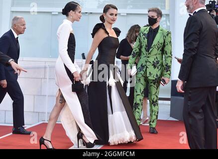 Venezia, Italia. 01 Settembre 2021. Penelope Cruz e Milena Smit partecipano al tappeto rosso del film 'Mapres Paralelas' durante il 78° Festival Internazionale del Cinema di Venezia, mercoledì 1° settembre 2021 a Venezia. Foto di Rocco Spaziani/UPI Credit: UPI/Alamy Live News Foto Stock