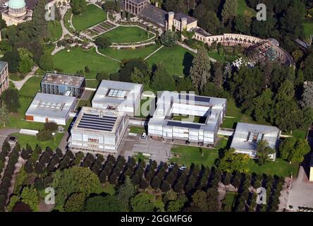 Karlsruhe, Germania. 01 Settembre 2021. Vista aerea (presa da un aereo) della Corte costituzionale federale. Dietro di esso si può vedere il Giardino Botanico. La corte più alta della Germania ha iniziato i suoi lavori il 7 settembre 1951, la prima decisione risale al 9 settembre. La cerimonia di apertura si è svolta il 28 settembre 1951. Credit: Uli Deck/dpa/Alamy Live News Foto Stock