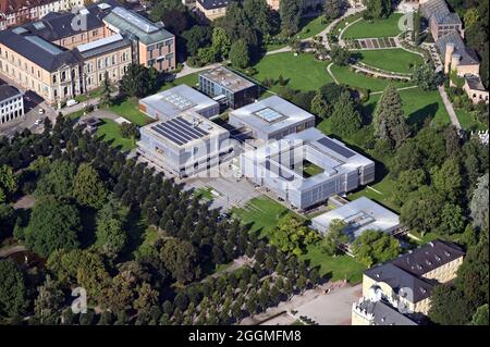 Karlsruhe, Germania. 01 Settembre 2021. Vista aerea (presa da un aereo) della Corte costituzionale federale. La più alta corte tedesca aveva iniziato i suoi lavori il 7 settembre 1951, la prima decisione risale al 9 settembre. La cerimonia di apertura si è svolta il 28 settembre 1951. Credit: Uli Deck/dpa/Alamy Live News Foto Stock