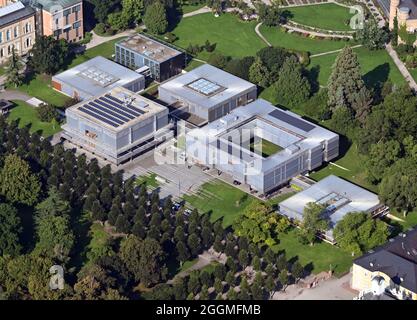 Karlsruhe, Germania. 01 Settembre 2021. Vista aerea (presa da un aereo) della Corte costituzionale federale. La più alta corte tedesca aveva iniziato i suoi lavori il 7 settembre 1951, la prima decisione risale al 9 settembre. La cerimonia di apertura si è svolta il 28 settembre 1951. Credit: Uli Deck/dpa/Alamy Live News Foto Stock