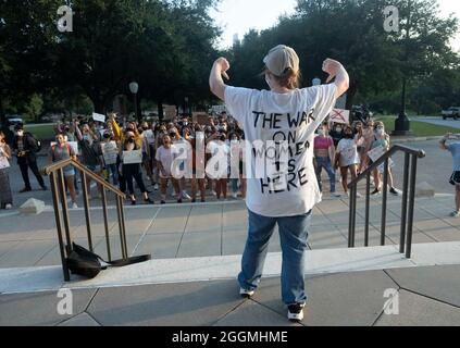 Austin, Texas, Stati Uniti. 1 settembre 2021. Le donne dell'università del Texas si radunano al Campidoglio del Texas per protestare la firma del governatore Abbott della legge sull'aborto più severa della nazione che rende un crimine per interrompere un feto dopo sei settimane, o quando un 'heartbeat' è rilevato. Abbott ha firmato la legge mercoledì 1 settembre 2021. (Credit Image: © Bob Daemmrich/ZUMA Press Wire) Foto Stock