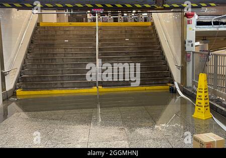 New York, NY, USA. 1 settembre 2021. Alluvione nella Penn Station di New York durante precipitazioni record dovute a resti dell'uragano Ida che colpiscono il New Jersey settentrionale e New York City. Il sindaco di NYC Bill de Blasio ha dichiarato uno stato di emergenza a causa di inondazioni e condizioni pericolose. 1° settembre 2021. Credit: Rainmaker Photos/Media Punch/Alamy Live News Foto Stock