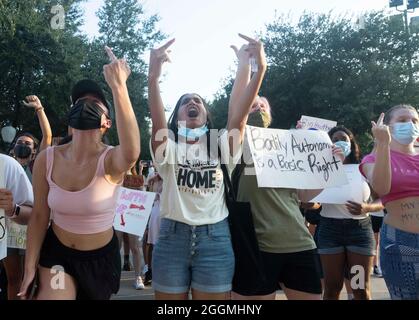 Austin, Texas, Stati Uniti. 1 settembre 2021. Le donne dell'università del Texas si radunano al Campidoglio del Texas per protestare contro la firma del governatore Greg Abbott della legge sull'aborto più severa della nazione che rende un crimine per interrompere un feto dopo sei settimane, o quando un ''heartbeat' viene rilevato. Abbott ha firmato la legge mercoledì 1 settembre 2021. (Credit Image: © Bob Daemmrich/ZUMA Press Wire) Foto Stock