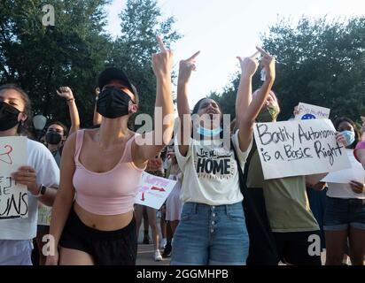 Austin, Texas, Stati Uniti. 1 settembre 2021. Le donne dell'università del Texas si radunano al Campidoglio del Texas per protestare la firma del governatore Abbott della legge sull'aborto più severa della nazione che rende un crimine per interrompere un feto dopo sei settimane, o quando un 'heartbeat' è rilevato. Abbott ha firmato la legge mercoledì 1 settembre 2021. (Credit Image: © Bob Daemmrich/ZUMA Press Wire) Foto Stock