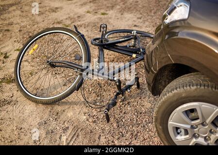 Foto di auto e bicicletta sulla strada. Foto Stock