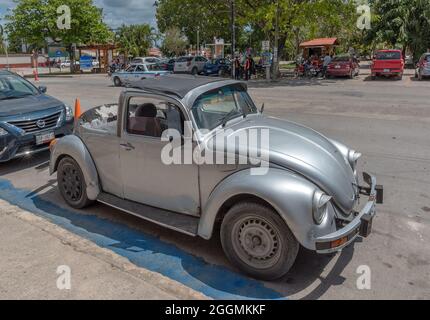 Old Volkswagen Beetle Cabriolet sulla strada, Bacalar, Messico Foto Stock