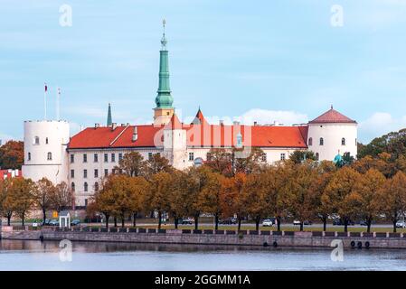 Vista panoramica del castello di riga o Rigas pils noto come residenza ufficiale del presidente della Lettonia. Giorno d'autunno a riga. Città vecchia e fiume Daugava Foto Stock