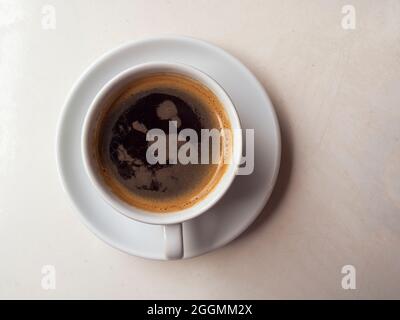 Tazza in ceramica con bevanda calda, caffè nero su tavolo in legno. Composizione semplice con tazza di caffè. Umore del mattino. Foto Stock