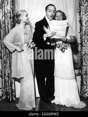 CAROLE LOMBARD e il suo primo marito WILLIAM POWELL (poco dopo il loro divorzio) con ospite di onore cantante lirica / attrice GRACE MOORE ad un Hollywood Party nel mese di ottobre 1933 Foto Stock