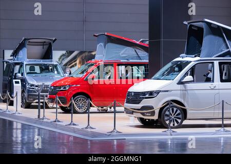 Duesseldorf, Germania. 01 Settembre 2021. Volkswagen (VW) i camper della California sono in mostra al 60° Salone Caravan di Messe Düsseldorf. La più grande fiera mondiale per camper e roulotte, il Salone Caravan, si svolge dal 28 agosto al 5 settembre. Credit: Rolf Vennenbernd/dpa/Alamy Live News Foto Stock