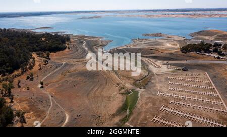 Vista aerea delle gravi condizioni di siccità del lago Folsom, un serbatoio a Folsom, California, USA. Foto Stock