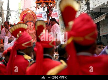 Il popolo indù indiano partecipa ad una processione religiosa in occasione del festival Ganesh chaturthi a Nuova Delhi. Foto Stock
