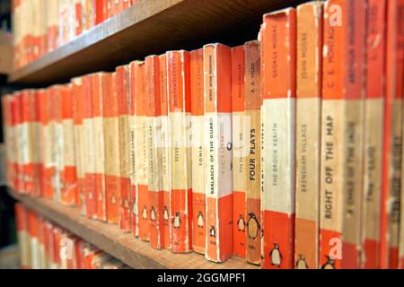 Libri cartacei di seconda mano Penguin in vendita a Hay su Wye, Città dei libri, Powys, Galles Foto Stock