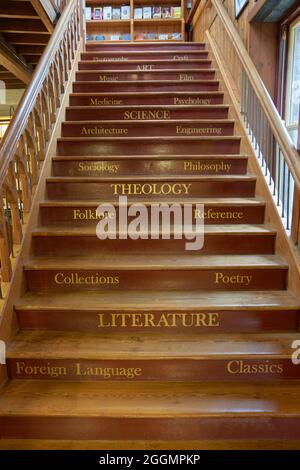 Le scale al primo piano in Richard Booth's Bookshop Cinema, Hay on Wye, Città dei libri, Powys, Galles Foto Stock