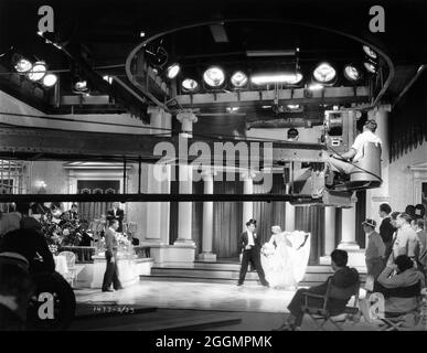 GEORGE FRAFT e CAROLE LOMBARD eseguono la routine di danza sul set candid con il regista WESLEY RUGGLES e Movie / Camera Crew Durante le riprese del regista BOLERO 1934 WESLEY RUGLES storia Carey Wilson e Kubec Glasmon cinematografo Leo Tover sceneggiatura Horace Jackson Art direction Hans Dreier Costume design Travis Banton music Maurice Ravel Paramount Pictures Foto Stock