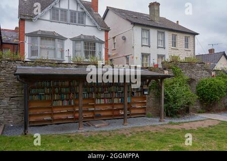 L'onestà Bookshop nei giardini del castello, Hay on Wye, Città dei libri, Powys, Galles Foto Stock